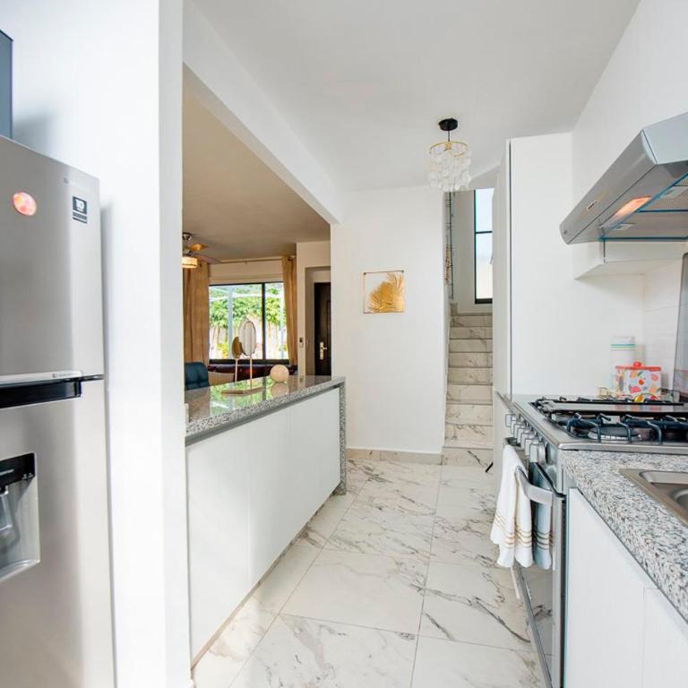 Charming & Comfortable House, 15 min to Downtown - Three-Bedroom House - 12