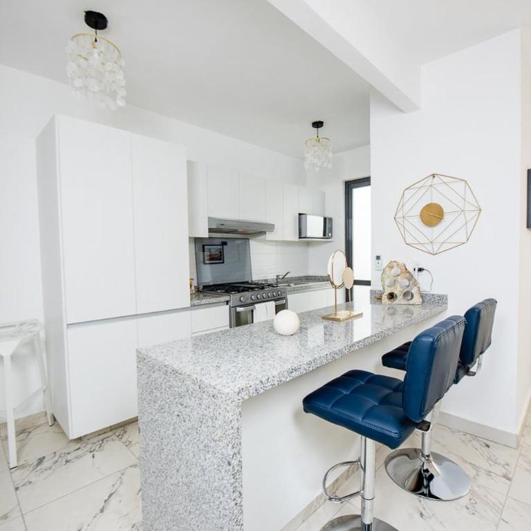 Charming & Comfortable House, 15 min to Downtown - Three-Bedroom House - 11