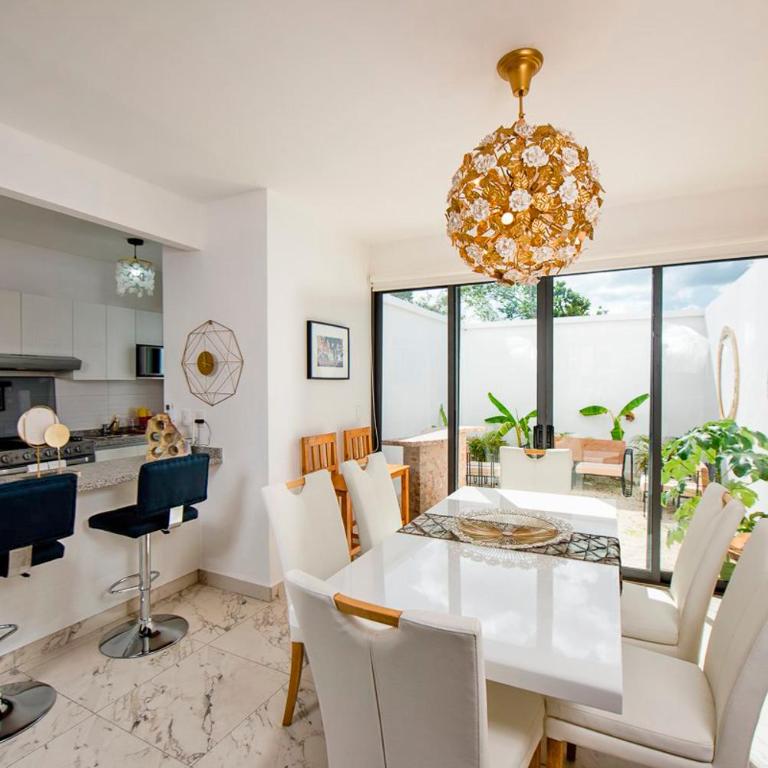 Charming & Comfortable House, 15 min to Downtown - Three-Bedroom House - 2