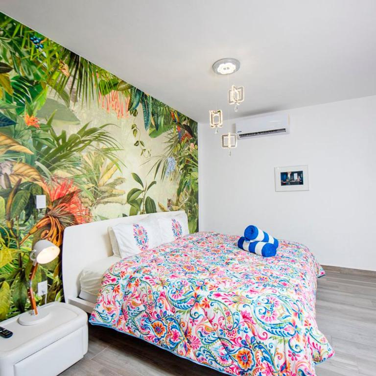 Charming & Comfortable House, 15 min to Downtown - Three-Bedroom House - 15