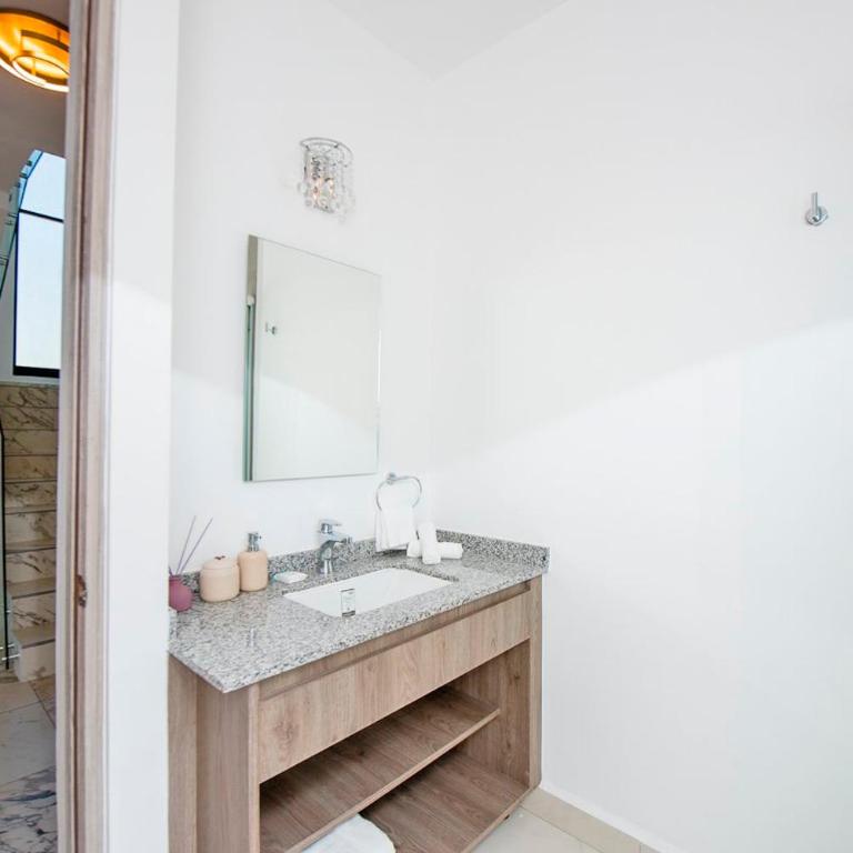 Charming & Comfortable House, 15 min to Downtown - Three-Bedroom House - 25
