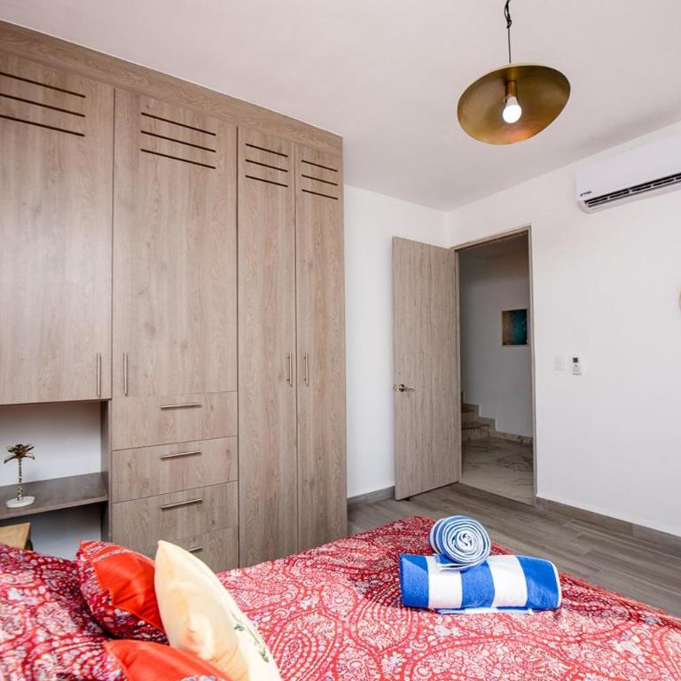 Charming & Comfortable House, 15 min to Downtown - Three-Bedroom House - 24