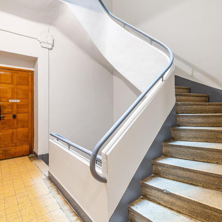 T2 Chic, Vue Vieux-Port et Notre Dame, Atypique, Calme, Clim, 48M2, Accès autonome avec code - Appartement - 17