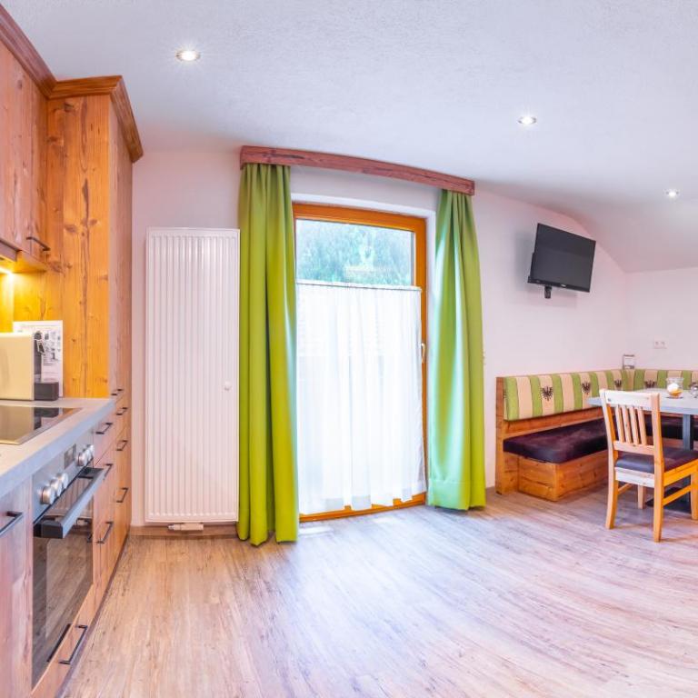 Alpenpension Elferblick- Zimmer- Appartements- Wellness - Apartment mit 1 Schlafzimmer und Balkon - 1