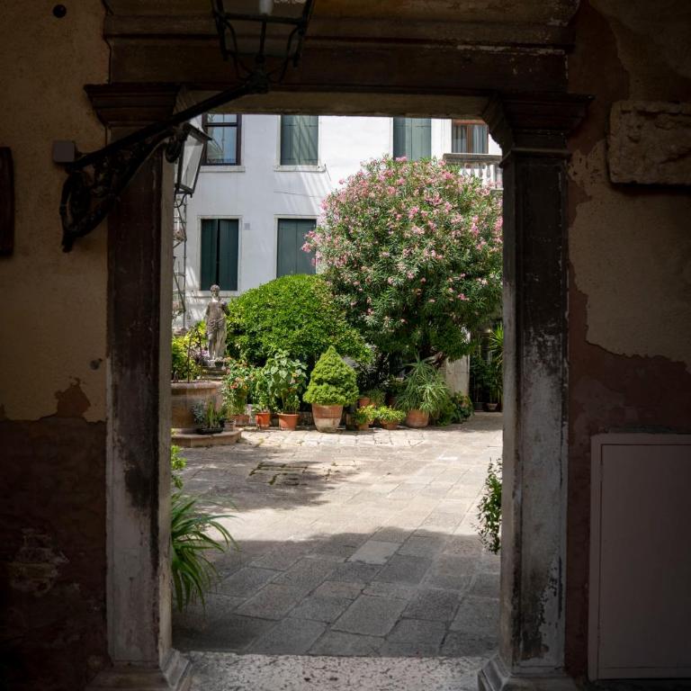 Mocenigo Grand Canal Luxury Suites - Studio with Garden View - 17