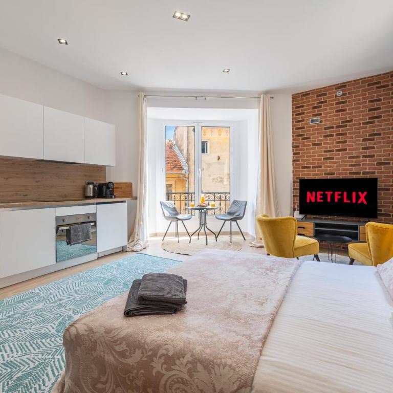 SPACIEUX STUDIO HAUT PLAFOND PROCHE MONACO - One-Bedroom Apartment - 1