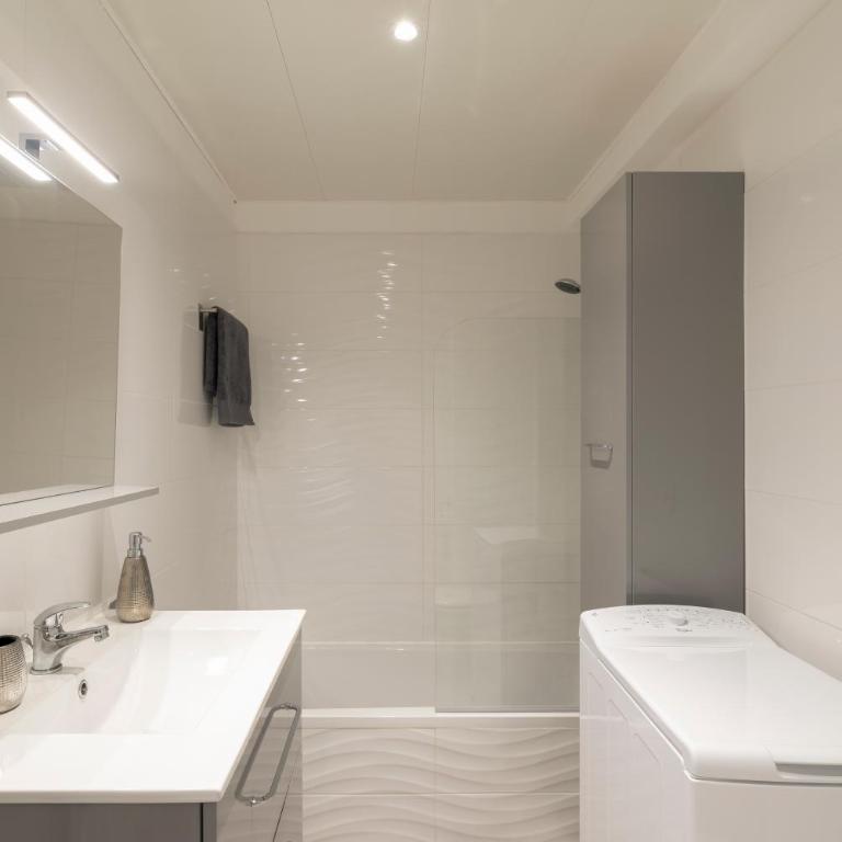 Appartement 2 pièces au calme proche Martinez avec parking privé - One-Bedroom Apartment with Balcony - 6