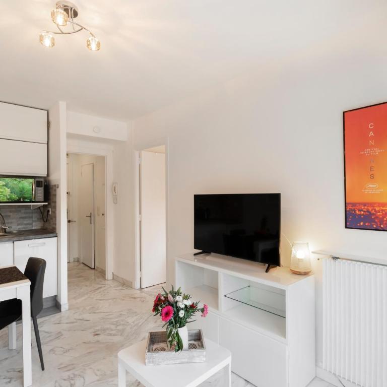Appartement 2 pièces au calme proche Martinez avec parking privé - One-Bedroom Apartment with Balcony - 12