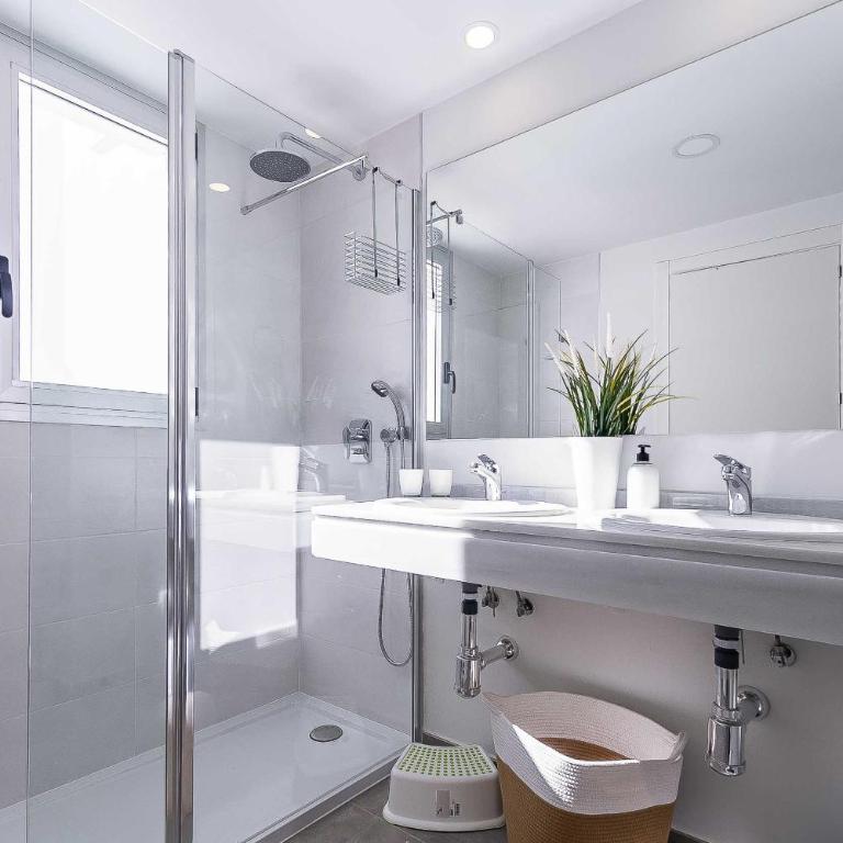 71-Beachfront, brand new luxury penthouse Benalmádena - Three-Bedroom Apartment - 25
