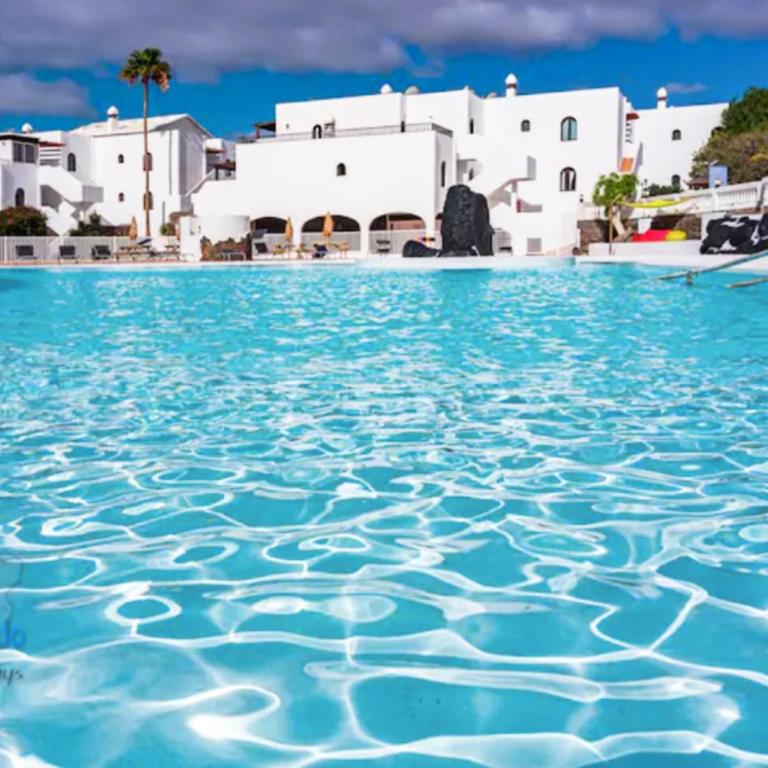 NEW Pools Wonderful Views AC - Deluxe Apartment - 17