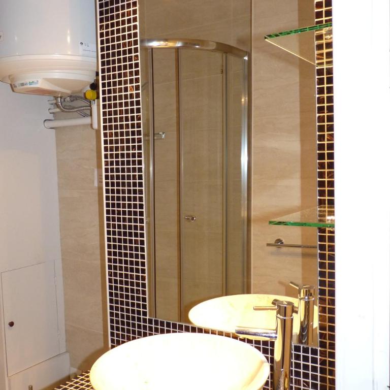 Prestigious 2 bedroom near Champs Elysées - Appartement - 25