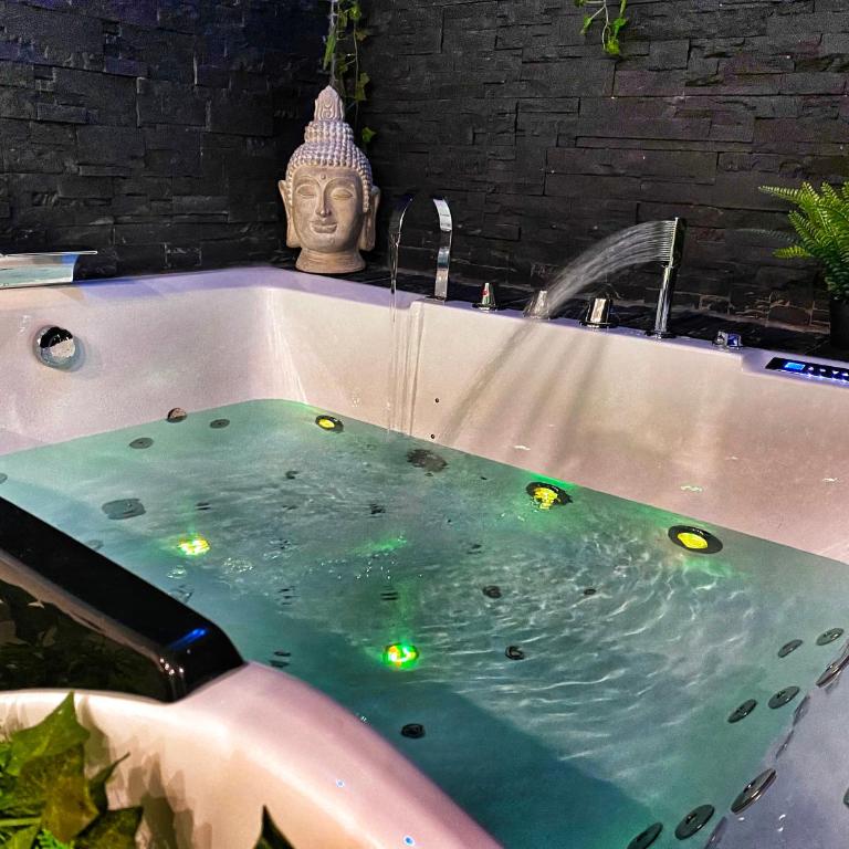 Suite Jacuzzi Privatif Plage Des Catalans - Appartement 1 Chambre - 10