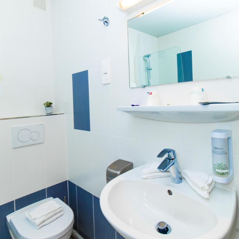 HOTEL DE PARIS MONTPARNASSE - Chambre Double Supérieure avec Baignoire - Vue sur Jardin - 16