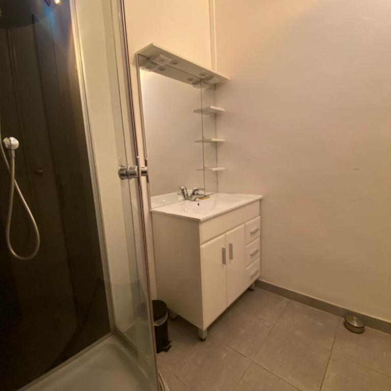 Cœur de ville au 1er 66M2, vu sur la place - Three-Bedroom Apartment - 12