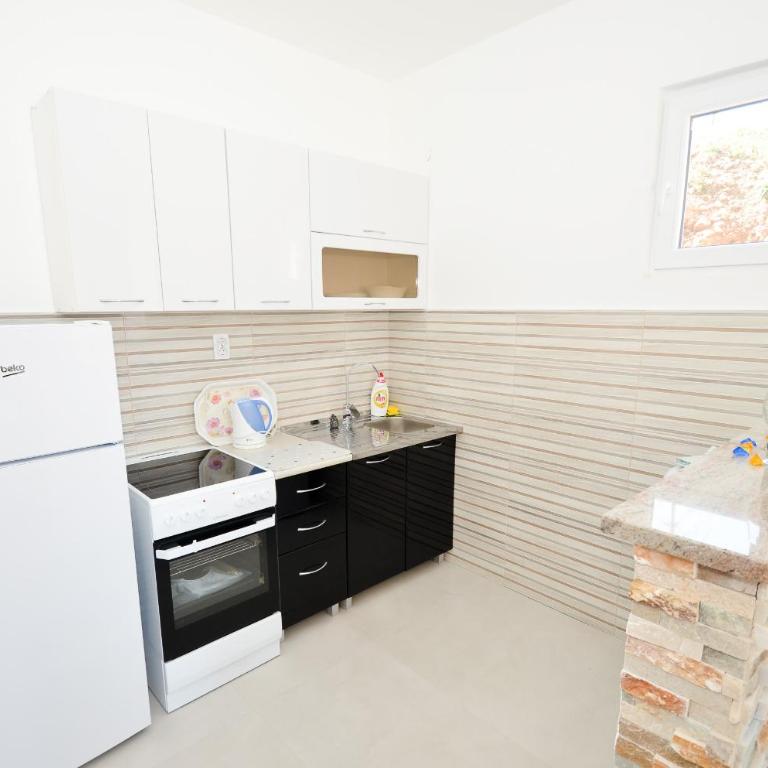 Four Seasons Apartments - Apartment with Terrace - 9