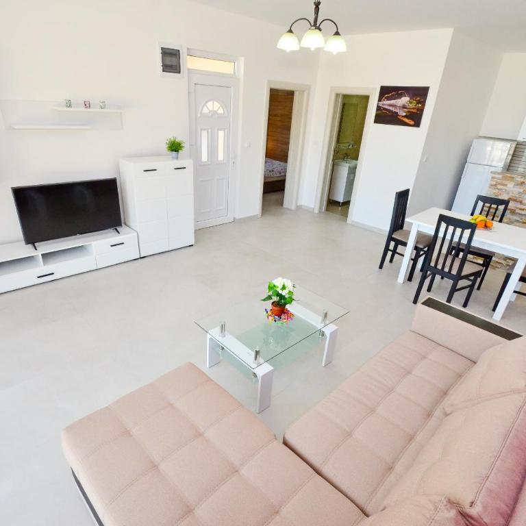 Four Seasons Apartments - Apartment with Terrace - 10
