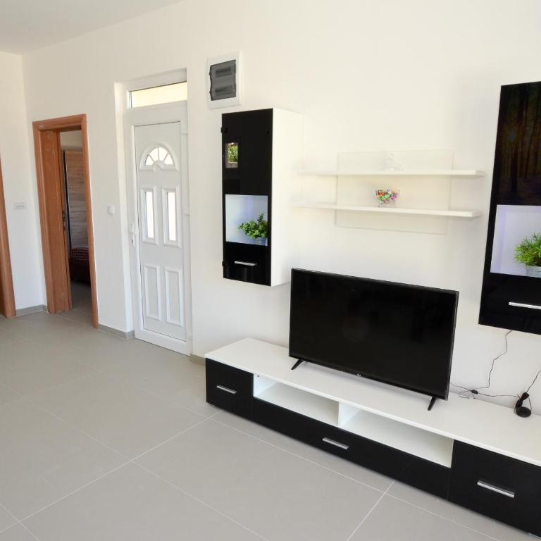 Four Seasons Apartments - Apartment with Sea View - 11