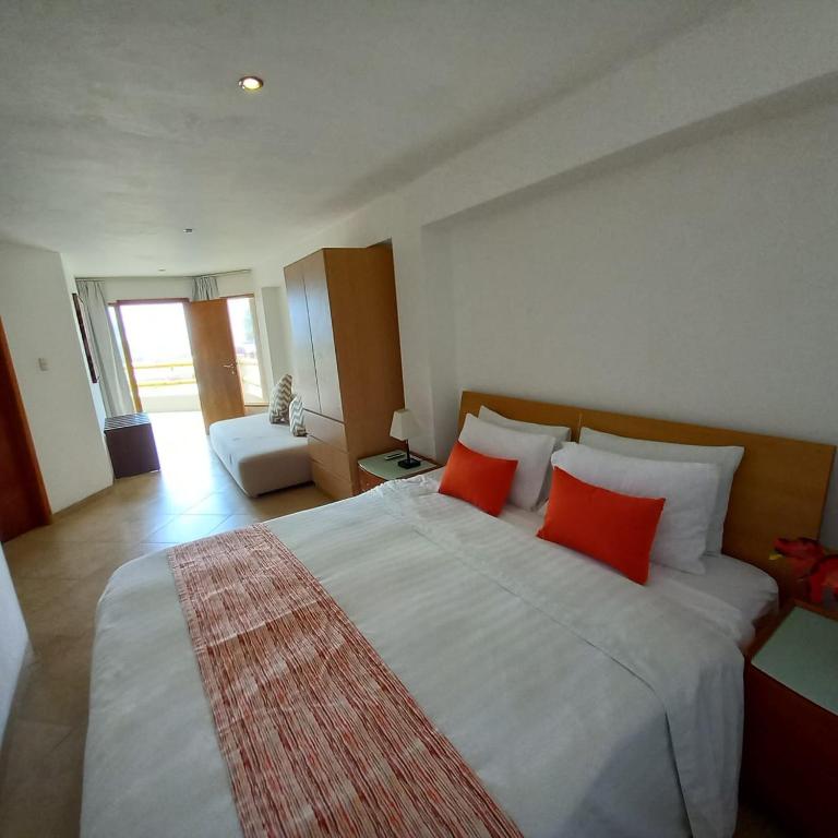 Howard Johnson by Wyndham Montañita - 1 King Bed and Sofa Bed, Suite, Ocean View, Non-Smoking - 4