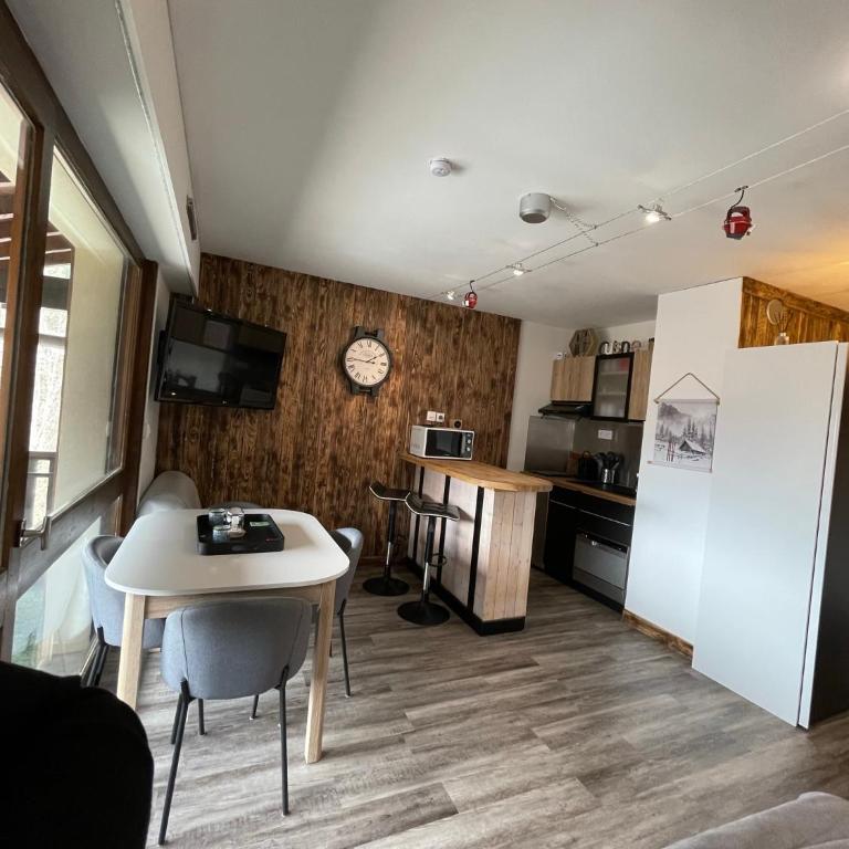 Superbe studio de montagne entièrement rénové - Two-Bedroom Apartment - 1