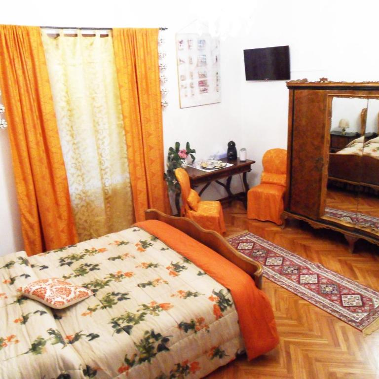 Art&Coffee - Double Room with Shared Bathroom - 12