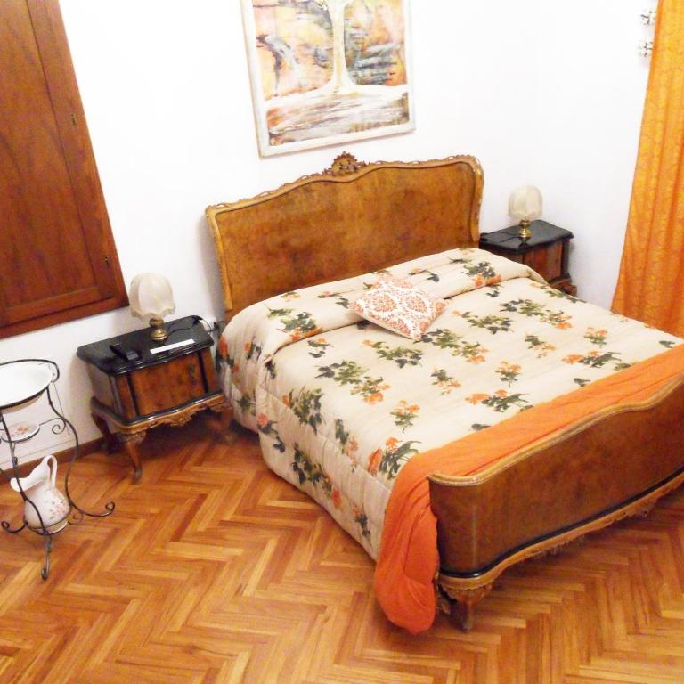 Art&Coffee - Double Room with Shared Bathroom - 9