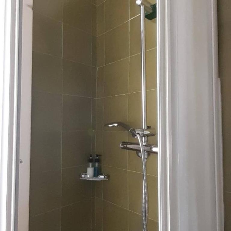 BeeLiving Room&Breakfast - Camera Familiare con Bagno Privato - 5