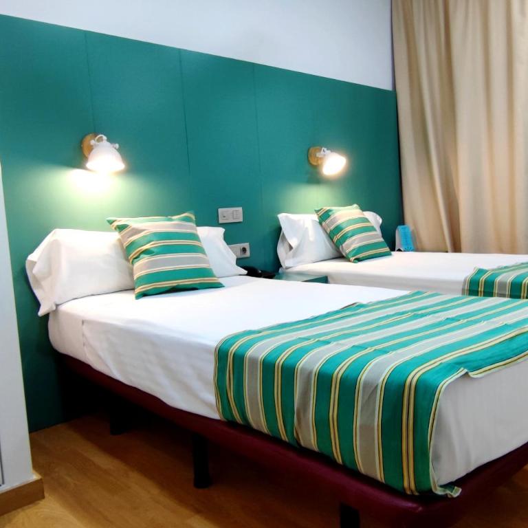 Yomo Hostal BCN Port - Double or Twin Room with Shared Bathroom - 3