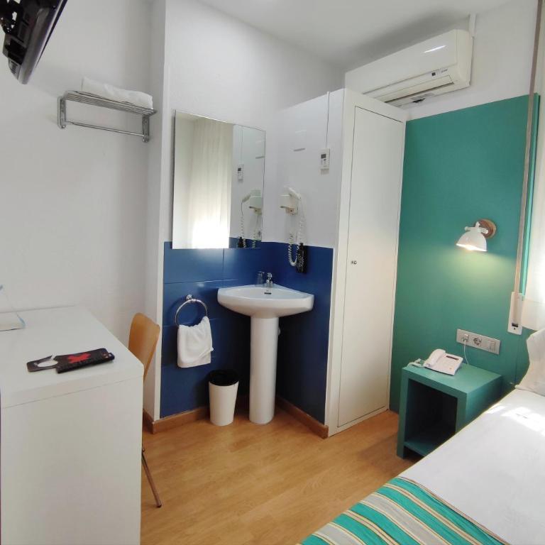 Yomo Hostal BCN Port - Standard Single Room with Shared Bathroom - 2
