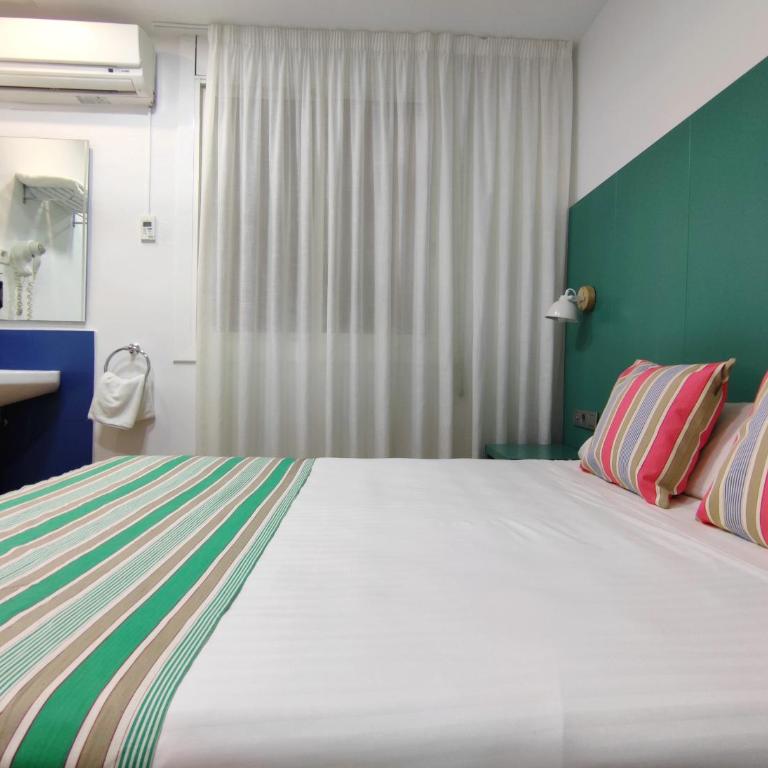 Yomo Hostal BCN Port - Double or Twin Room with Shared Bathroom - 1
