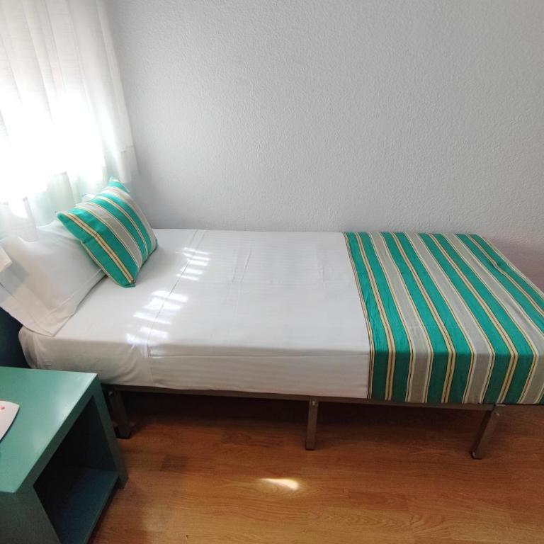 Yomo Hostal BCN Port - Standard Single Room with Shared Bathroom - 1