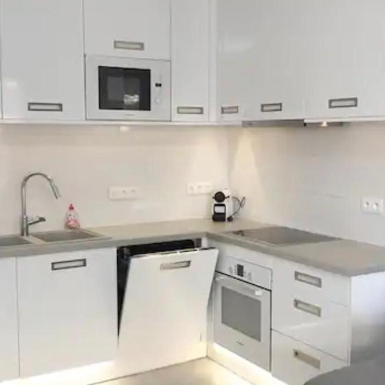 Impeccable 3 pièces -Clim -2 terrasses ,la plage à 50m Juan les pins proche Cannes - Two-Bedroom Apartment - 2