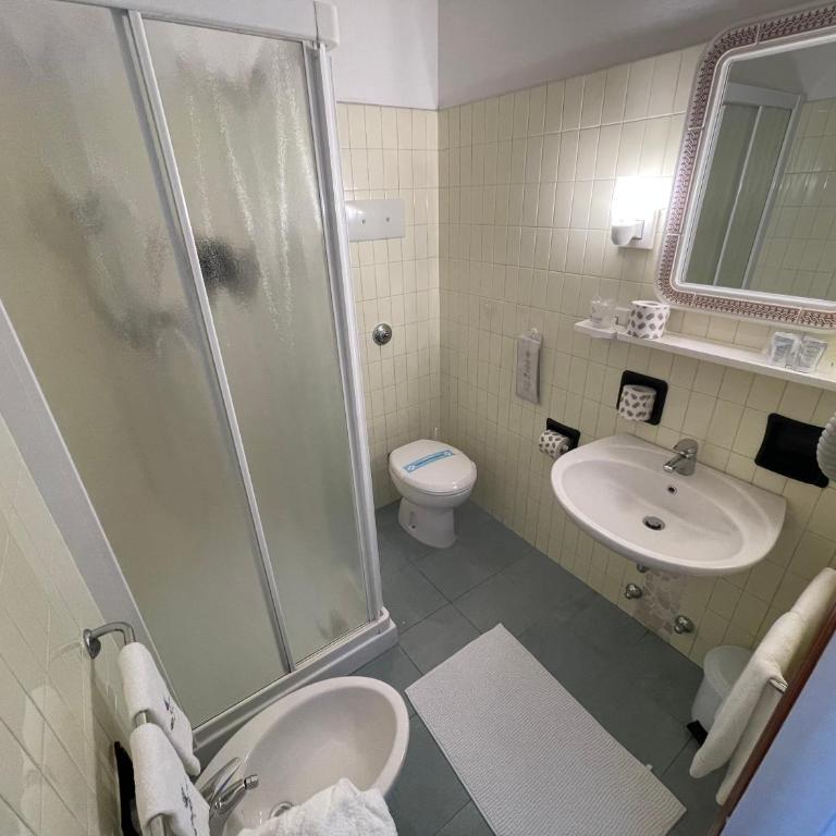 Hotel Universo - Camera Matrimoniale Standard con Letto Supplementare - 4