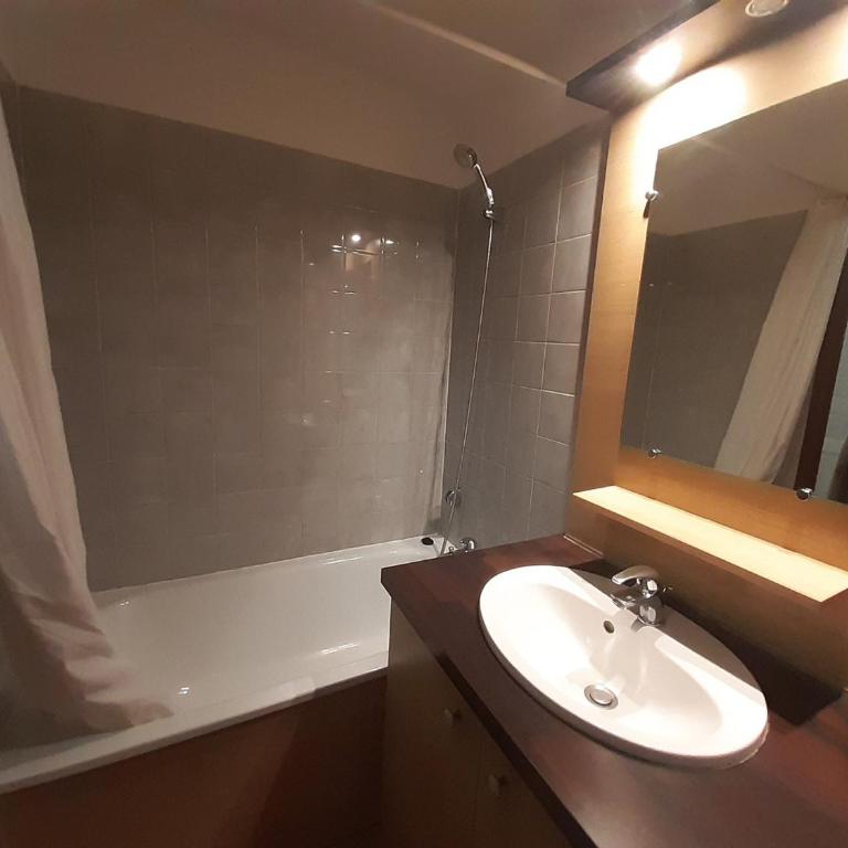 Studio confortable pour 4 pers, balcon ombragé, parking & wifi - FR-1-512-257 - Studio - 8