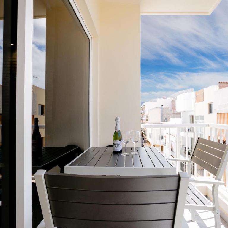 CONYPRA Modern and Renovated with Terrace WIFI - Apartamento - 2