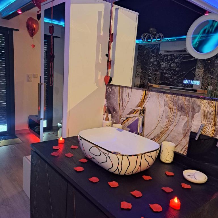L'Aurore Love Room de prestige jacuzzi sauna piscine chauffée cuisine - Maison 1 Chambre - 47