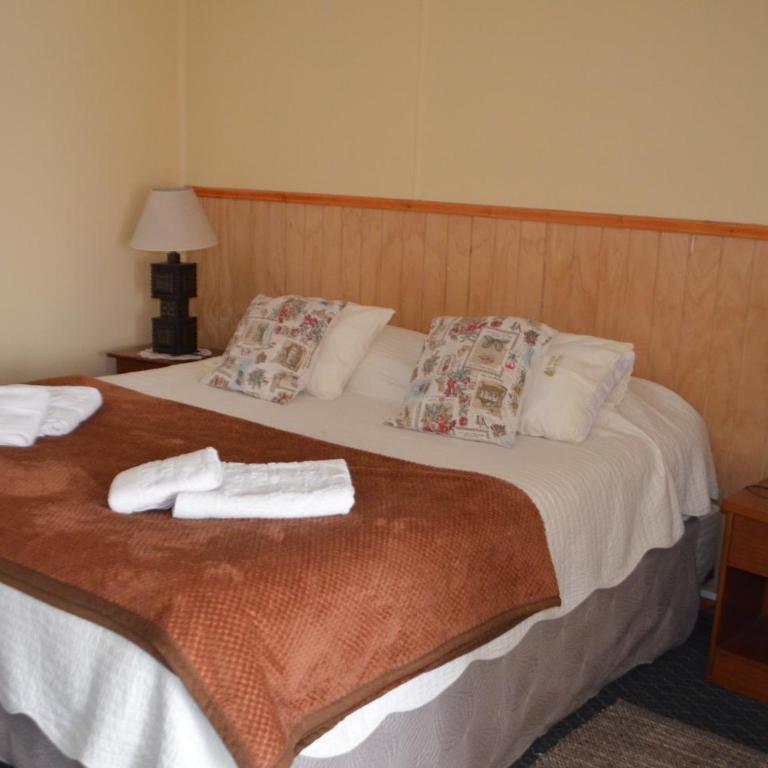 Hostal Los Pinos - Habitación Doble con baño privado - 9