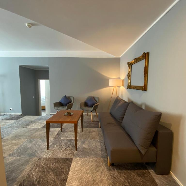 Thermal Hotels & Walliser Alpentherme Leukerbad - Suite Grand Bain mit Kingsize-Bett - 11