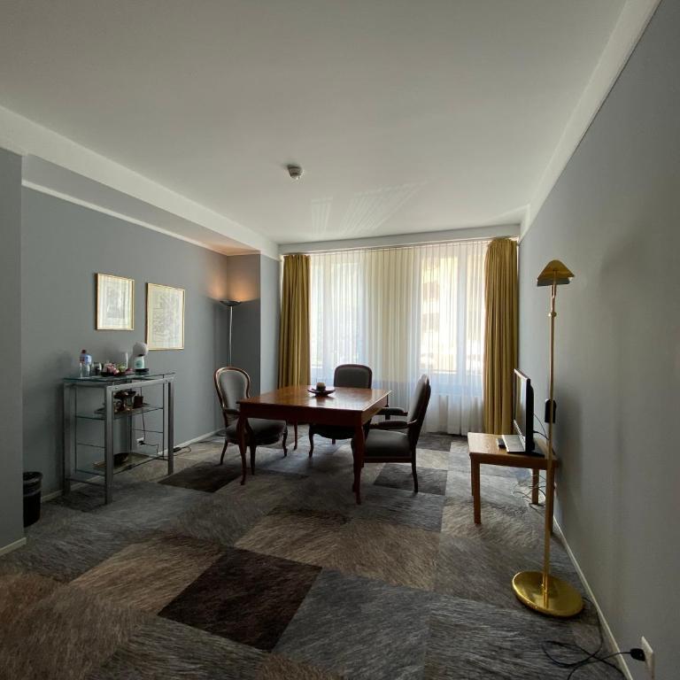 Thermal Hotels & Walliser Alpentherme Leukerbad - Suite Grand Bain mit Kingsize-Bett - 12
