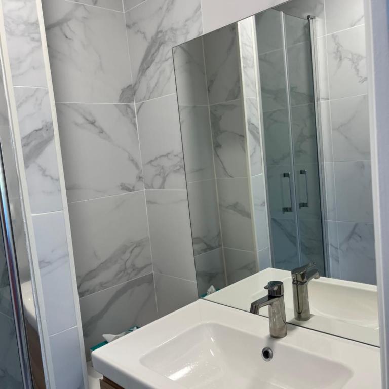 Superbe appartement avec balcon et parking - Appartamento con 1 Camera da Letto - 15