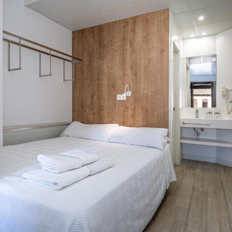AMC Granada Hostal - Family Room - 8