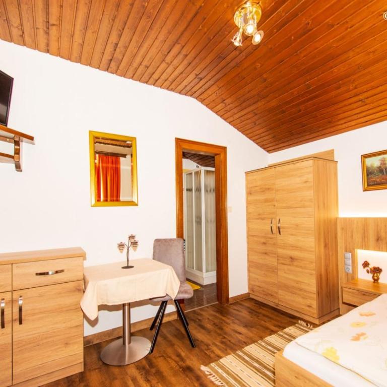 Pension Montana - Einzelzimmer mit Balkon - 3