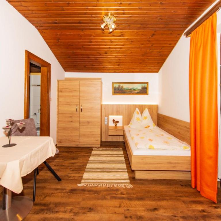 Pension Montana - Einzelzimmer mit Balkon - 1