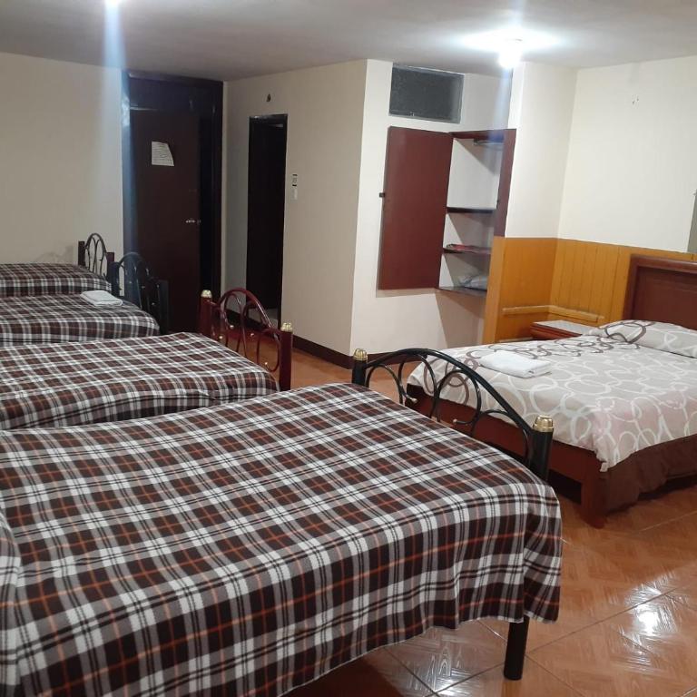 Hotel Central - 6-Bed Mixed Dormitory Room - 2