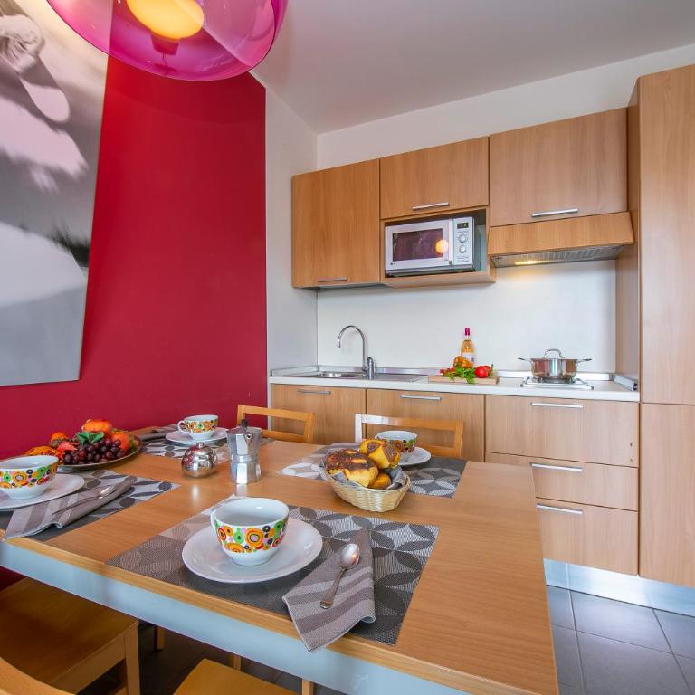 Villaggio Olimpico - One Bedroom Apartment with Balcony 1 - 2