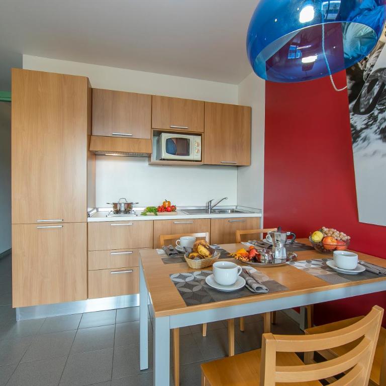 Villaggio Olimpico - One Bedroom Apartment with Balcony 3 - 4