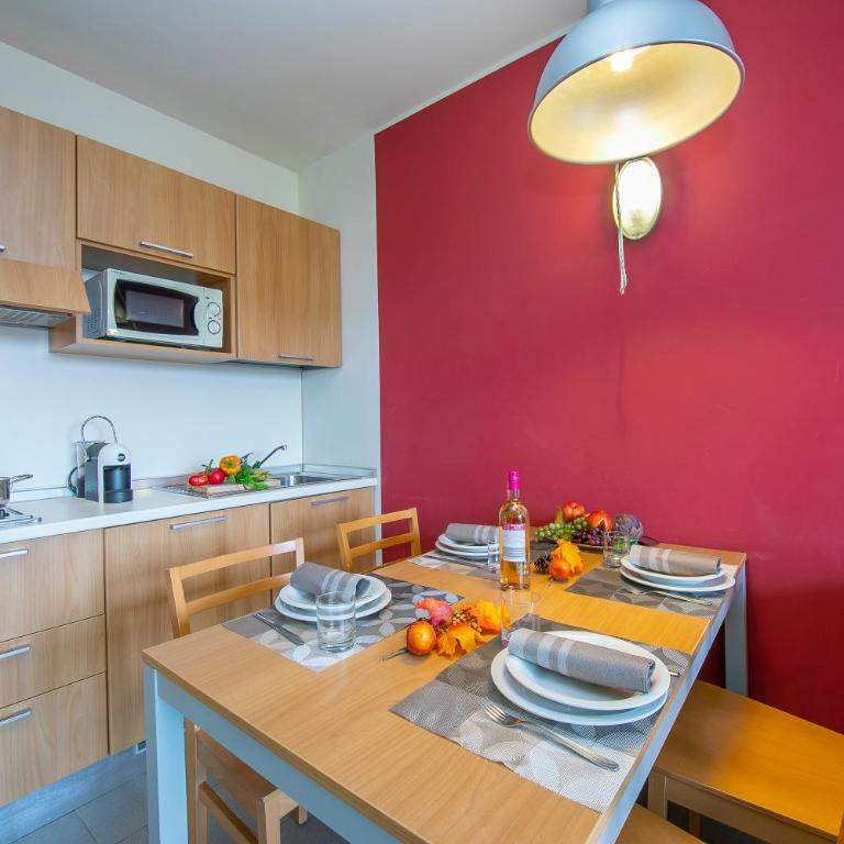Villaggio Olimpico - One Bedroom Apartment with Balcony 4 - 6