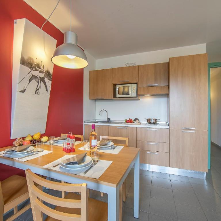 Villaggio Olimpico - One Bedroom Apartment with Balcony 4 - 10