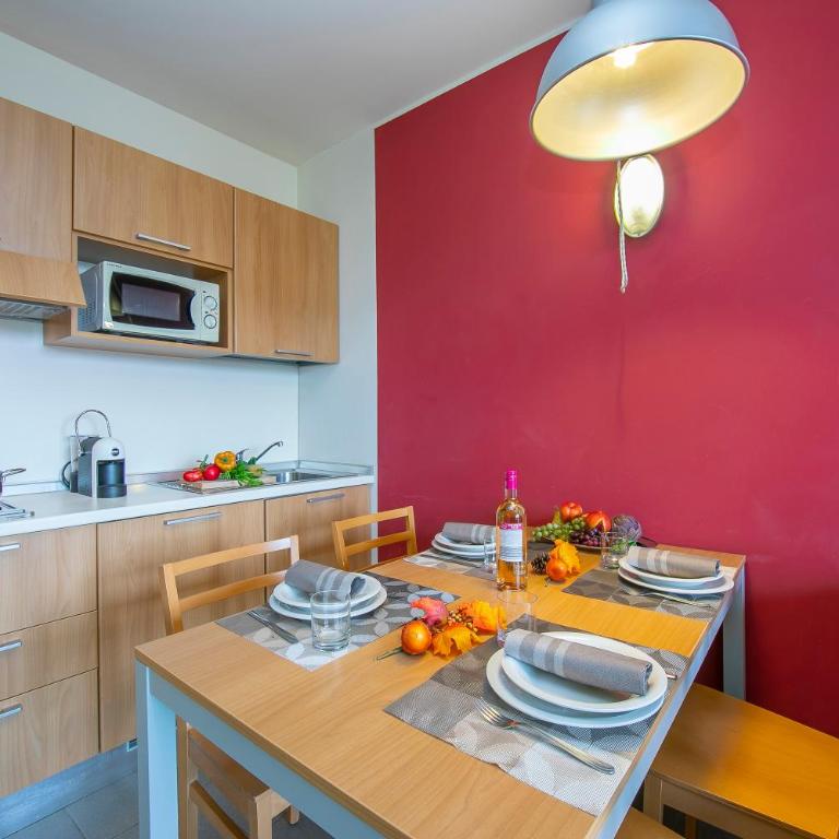 Villaggio Olimpico - One Bedroom Apartment with Balcony 5 - 8