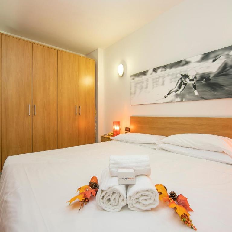 Villaggio Olimpico - One Bedroom Apartment with Balcony 6 - 7