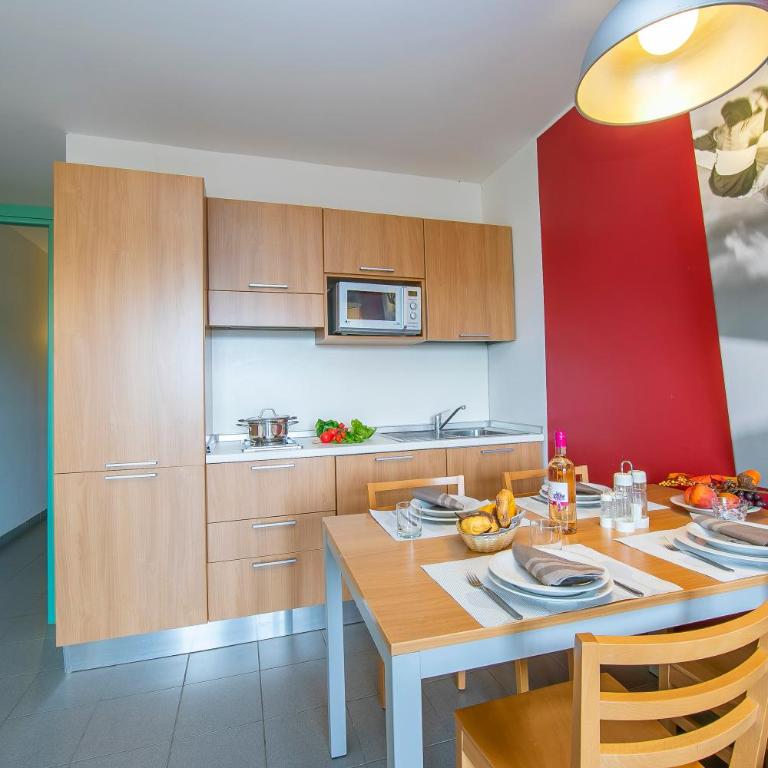 Villaggio Olimpico - One Bedroom Apartment with Balcony 7 - 2